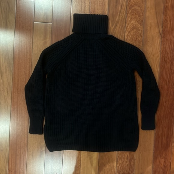 Like new! 525 Turtleneck Sweater - Picture 3 of 5